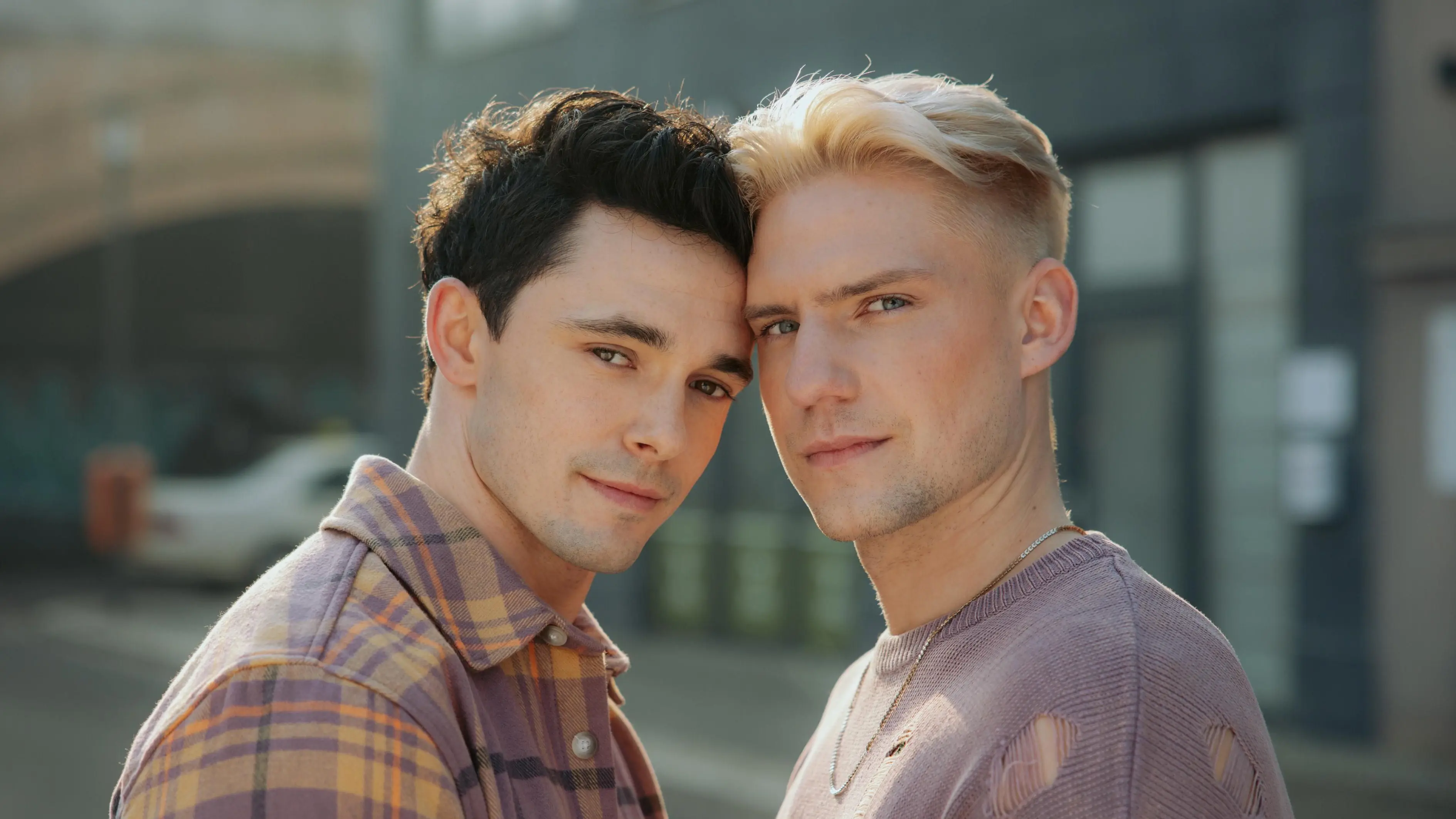 Luis (Marc Weinmann) und Moritz (Lennart Borchert) sind seit kurzem kein Paar mehr.