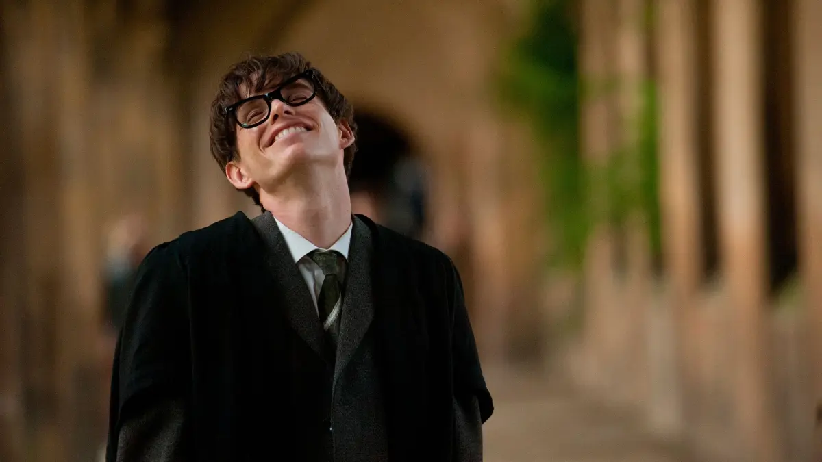 rbb Fernsehen DIE ENTDECKUNG DER UNENDLICHKEIT, "The theory of everything", am Donnerstag (31.10.24) um 20:15 Uhr.
Das Schicksal des genialen Physikstudenten Stephen Hawking schein besiegelt, als bei dem 21-Jährigen eine tödliche Krankheit diagnostiziert wird. Doch die Liebe zu seine Cambridge-Kommilitonin Jane gibt ihm neuen Lebensmut. - Der frisch promovierte Dr. Stephen Hawking (Eddie Redmayne) freut sich über seinen Erfolg.
© rbb/UNIVERSAL PICTURES INTERNATIONAL, honorarfrei - Verwendung gemäß der AGB im engen inhaltlichen, redaktionellen Zusammenhang mit genannter rbb-Sendung und bei Nennung "Bild: rbb/UNIVERSAL PICTURES INTERNATIONAL" (S4). rbb Presse & Information, Masurenallee 8-14, 14057 Berlin, Tel: 030/97 99 3-12118 oder -12116, pressefoto@rbb-online.de