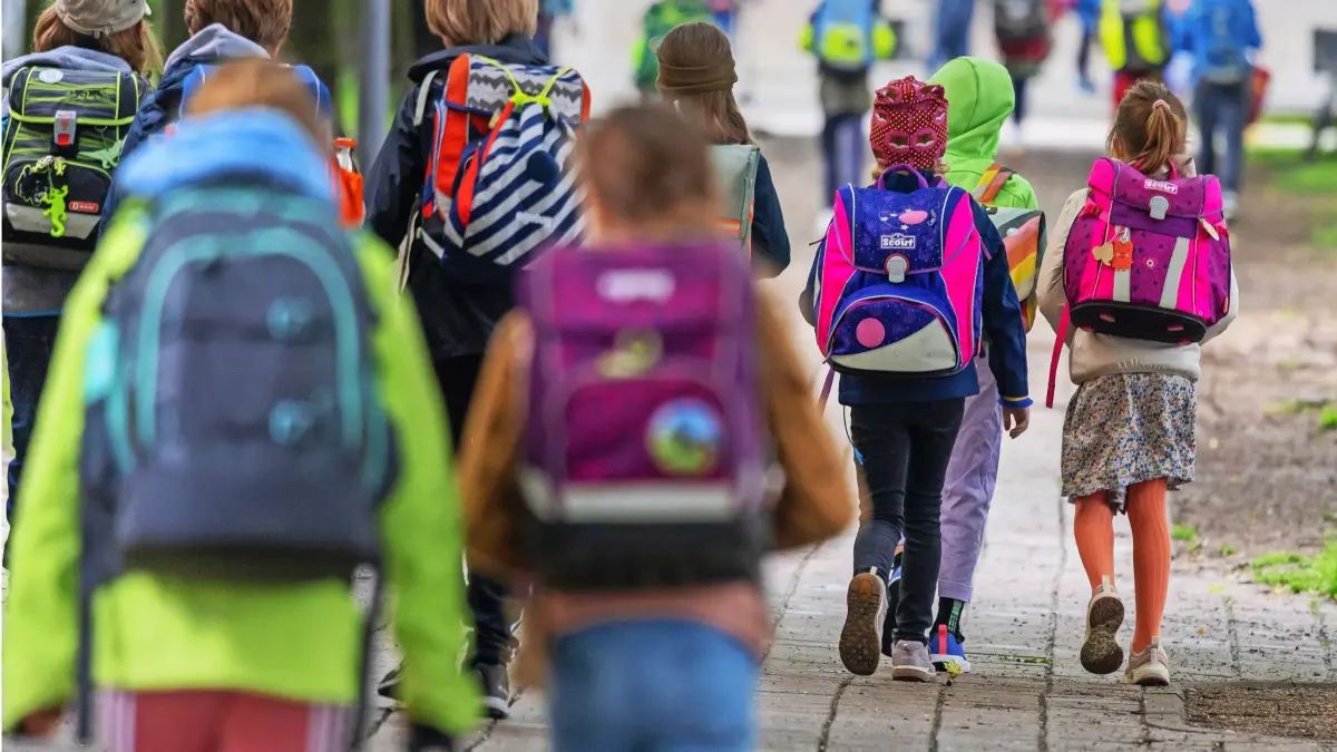ARCHIV - 07.06.2021, Bayern, München: Schulkinder gehen am Montagmorgen nach den Pfingstferien wieder in die Schule. Bayerns Kommunen haben die verfügbaren Fördergelder des Bundes für den Ausbau der Ganztagsbetreuung für Grundschulkinder zum überwiegendenden Teil nicht abberufen. (zu lby: «Bayerns Kommunen verzichten auf Millionenförderung für Ganztagsausbau») Foto: Peter Kneffel/dpa +++ dpa-Bildfunk +++