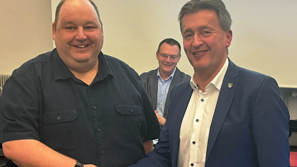 Oberbürgermeister Roland Tralmer (rechts) gratuliert Thomas Daus zur neuen Stelle.