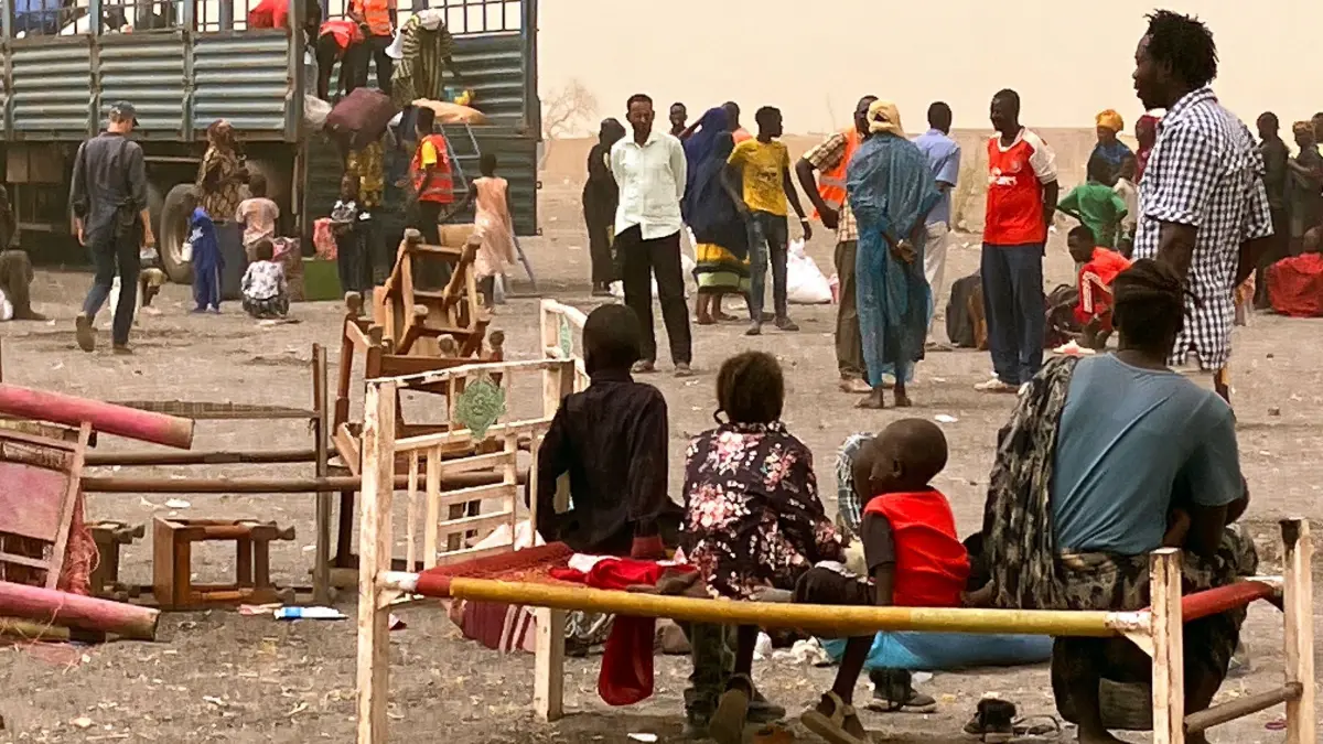 Flüchtlinge aus dem Sudan: ARCHIV - 19.03.2024, Südsudan, Joda: Flüchtlinge aus dem Sudan warten mit ihrer Habe nahe der südsudanesischen Grenzstadt Renk. Der Machtkampf im Sudan, der seit Mitte April 2023 andauert, hat die nach UN-Angaben weltweit größte Flüchtlingskrise mit rund elf Millionen Geflüchteten ausgelöst. Während viele dieser Menschen innerhalb des Sudans Sicherheit vor den Kämpfen suchen, flohen andere in die Nachbarländer Südsudan oder Tschad. Ein Bericht für den UN-Menschenrechtsrat zeichnet ein düsteres Bild von der Lage im Sudan. (zu dpa: «Bericht zu Menschenrechten im Sudan geht von Kriegsverbrechen aus») Foto: Eva-Maria Krafczyk/dpa +++ dpa-Bildfunk +++