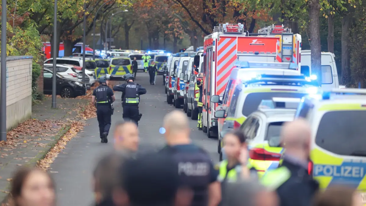 Alarm an einer Gesamtschule in Köln: 30.10.2024, Nordrhein-Westfalen, Köln: Spezialeinheiten und Rettungskräfte sind aufgrund eines Alarms an einer Kölner Gesamtschule im Einsatz. Die einzelnen Gebäude des Komplexes werden durchkämmt. Foto: Sascha Thelen/dpa +++ dpa-Bildfunk +++