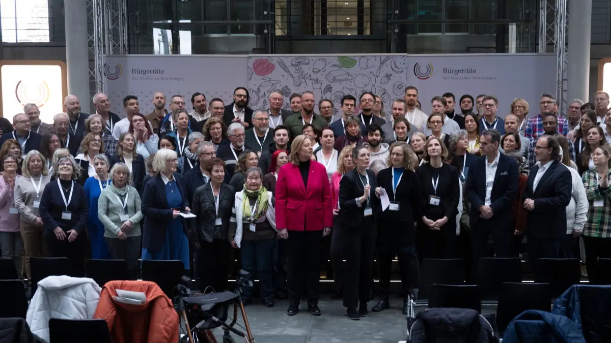 Bundestagspräsidentin Bärbel Bas mit dem Bürgerrat Ernährung: ARCHIV - 14.01.2024, Berlin: Mitglieder des Bürgerrats "Ernährung im Wandel" stehen mit Bundestagspräsidentin Bärbel Bas (SPD, M) für ein Gruppenfoto zusammen, bevor dessen erarbeitete Prioritätsliste für ihre Empfehlungen vorgestellt wird. (zu dpa: «Starker Zuwachs bei Bürgerräten») Foto: Christophe Gateau/dpa +++ dpa-Bildfunk +++
