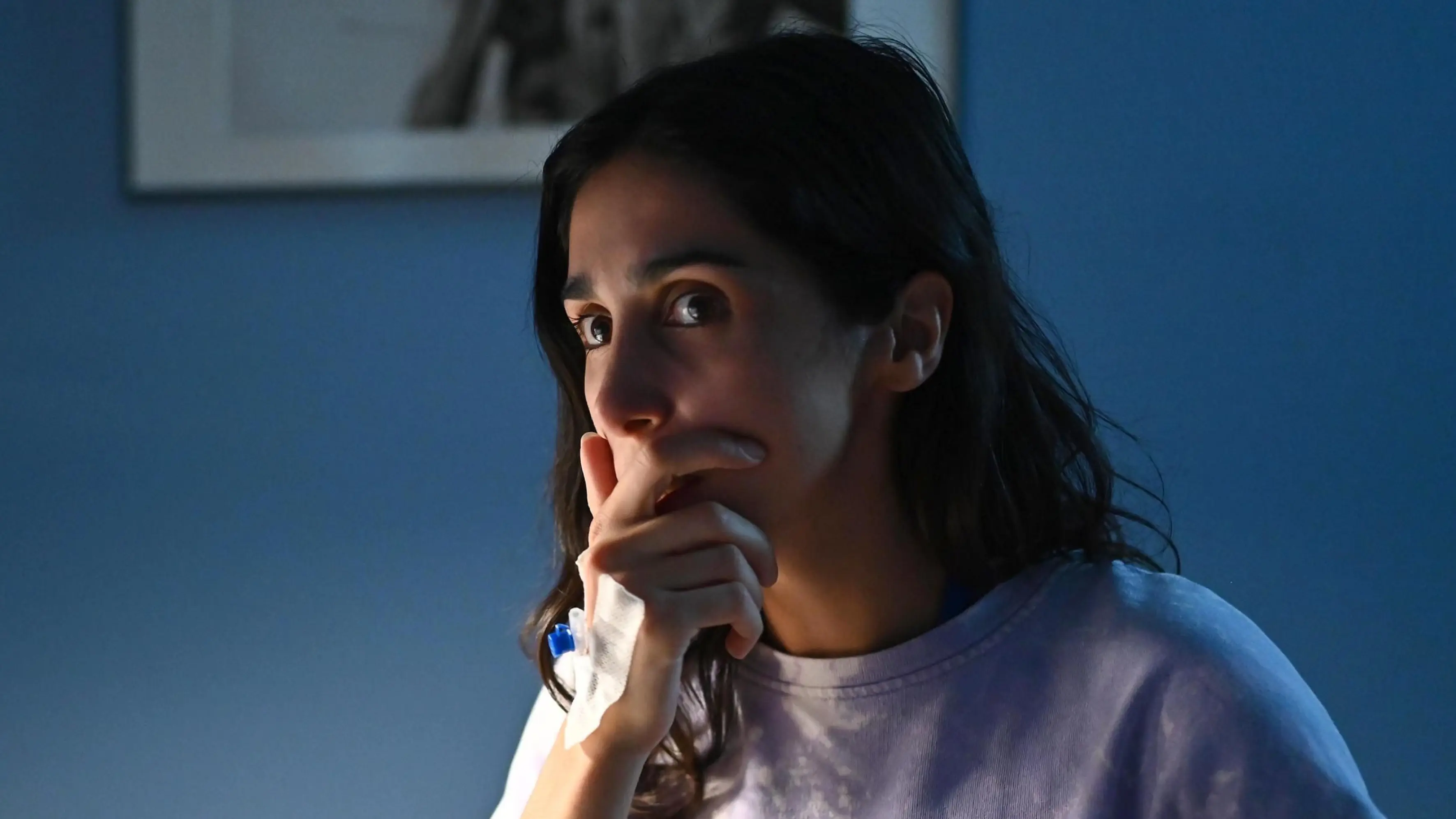 Leyla (Suri Abbassi) erfährt ihre Diagnose und macht sich große Sorgen um ihre Karriere.