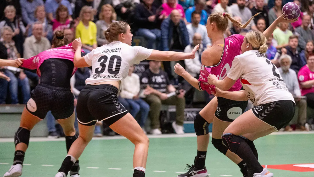 TusSies Metzingen - TSV Bayer 04 Leverkusen Handball, 1. Bundesliga, Frauen, 7. Spieltag ,Spielzeit 2024/2025, 30.10.2024,: Naina Klein (TusSies Metzingen, #09), bekommt den Materialtrikottest, von Annika Ingenpass (TSV Bayer 04 Leverkusen, #02),
TusSies Metzingen - TSV Bayer 04 Leverkusen Handball, 1. Bundesliga, Frauen, 7. Spieltag ,Spielzeit 2024/2025, 30.10.2024,
Eibner-Pressefoto/Andreas Ulmer
