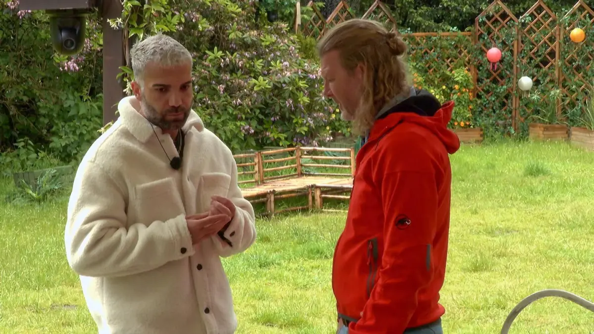 In der achten Sommerhaus-Folge teilt Stefan Kleiser Rafi Rache mit, dass sein Verhalten Konsequenzen haben wird.
