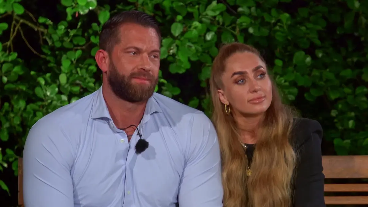 Oliver und Jil erhalten bei der Nominierung die meisten Stimmen. Doch in einer Exit-Challenge können sie um den Verbleib im Haus kämpfen.