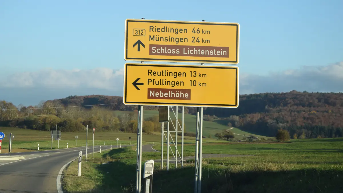 Wo geht es denn zur „Nebelhöhe“? Ein Verkehrshinweisschild bei Sonnenbühl-Genkingen belustigt derzeit viele Autofahrer und Radler.