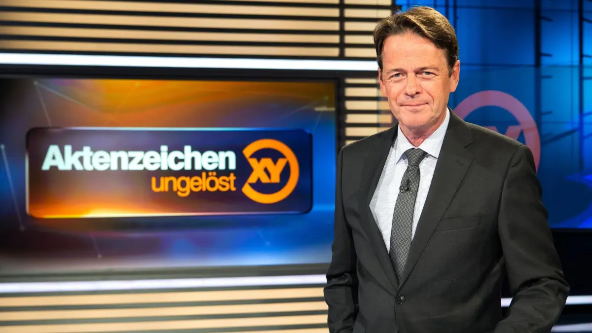 ARCHIV - 05.02.2019, Bayern, Grünwald: ZDF-Moderator Rudi Cerne im Studio der Sendung «Aktenzeichen XY ... ungelöst». (zu dpa: «Frau aus Regensburg vermisst - Fall in ZDF-Fahndungssendung») Foto: Sina Schuldt/dpa +++ dpa-Bildfunk +++