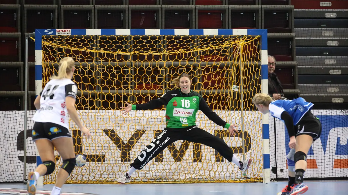 Goeppingens Keeperin Jessica Jochims (Frisch auf Goeppingen) links gegen den Siebenmeter von Maura Visser (SG BBM Bietigheim) rechts
SG BBM Bietigheim vs Frisch auf Goeppingen, 1 Bundesliga, 1 Liga, Handball, 21.02.2016
Foto: Weiss-Fudisch/Eibner