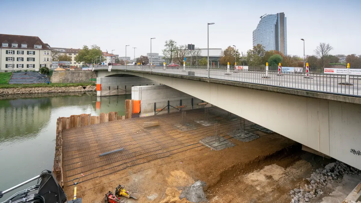 die aufgeschüttete Arbeitsebene für den Bagger am Fuß der Gänstorbrücke auf Neu-Ulmer Seite
