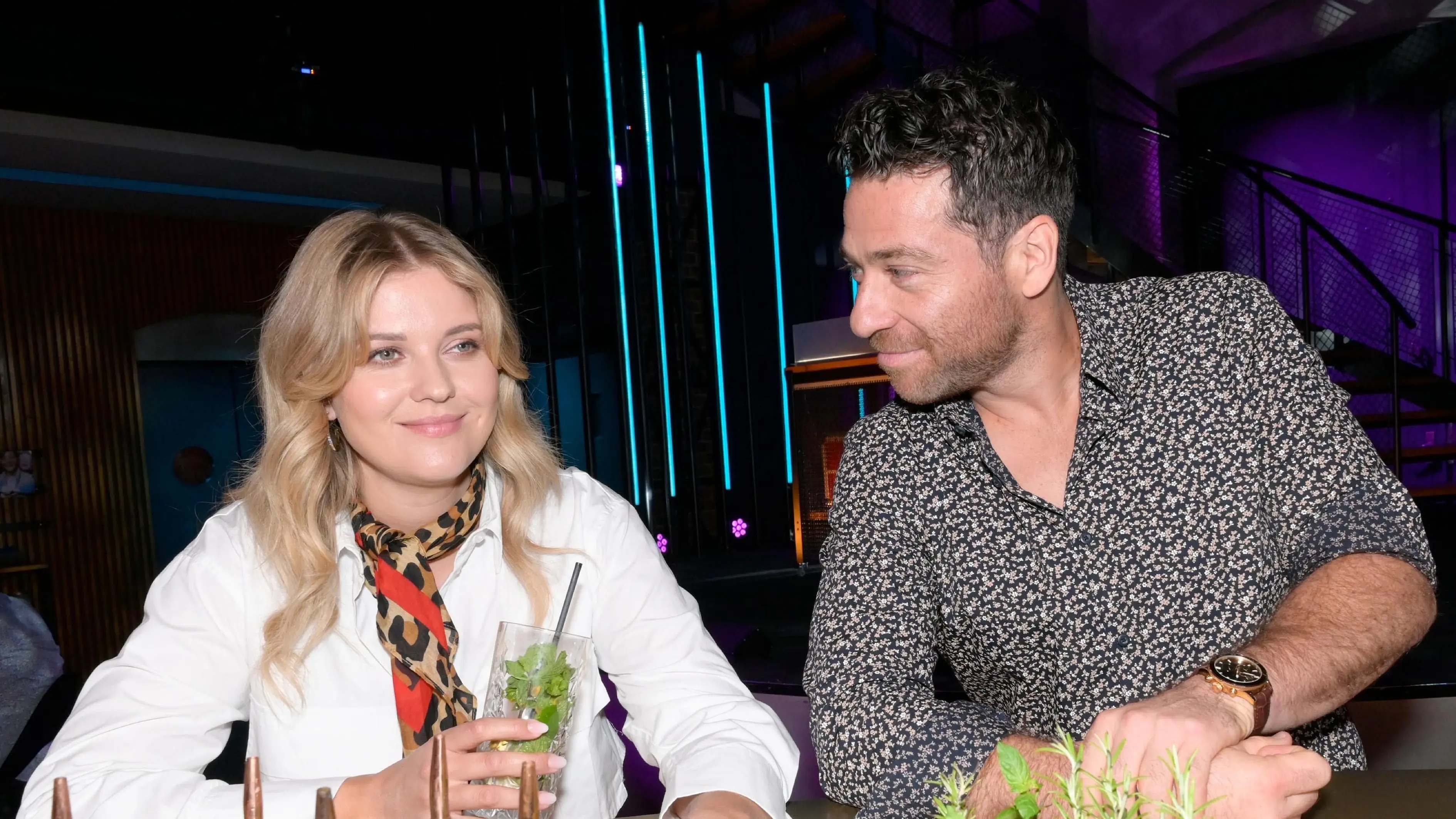 Alicia (Josefin Bressel) ahnt nicht, dass Carlos (Patrick Fernandez) ihr Liebesglück zerstören will.