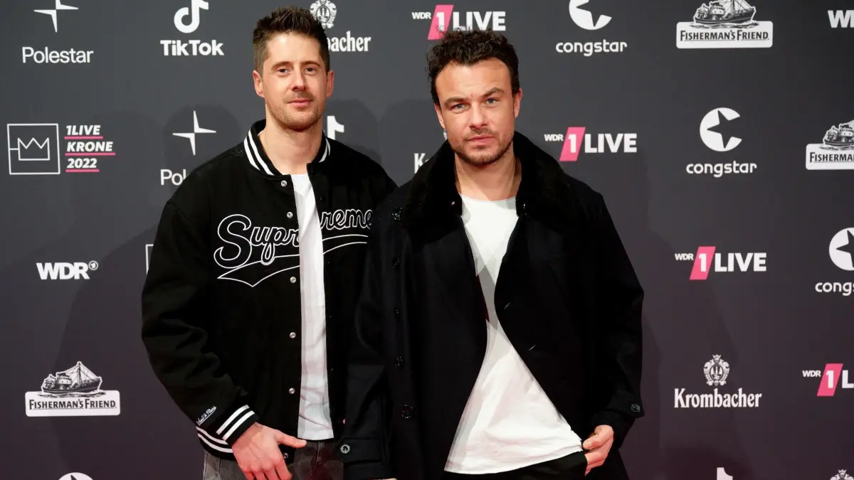 1Live Krone - Roter Teppich: ARCHIV - 08.12.2022, Nordrhein-Westfalen, Bochum: Das Duo SDP kommt über den Roten Teppich zur Verleihung der 1Live Krone in der Jahrhunderthalle. Der Musikpreis wird in insgesamt acht Kategorien vergeben. Die Gewinner des nach eigenen Angaben größten deutschen Radioawards wurden in einem Online-Voting der Radiohörerinnen und -hörer bis zum 7. Dezember ermittelt. (zu dpa: «Berliner Duo SDP wieder an der Charts-Spitze») Foto: Henning Kaiser/dpa +++ dpa-Bildfunk +++