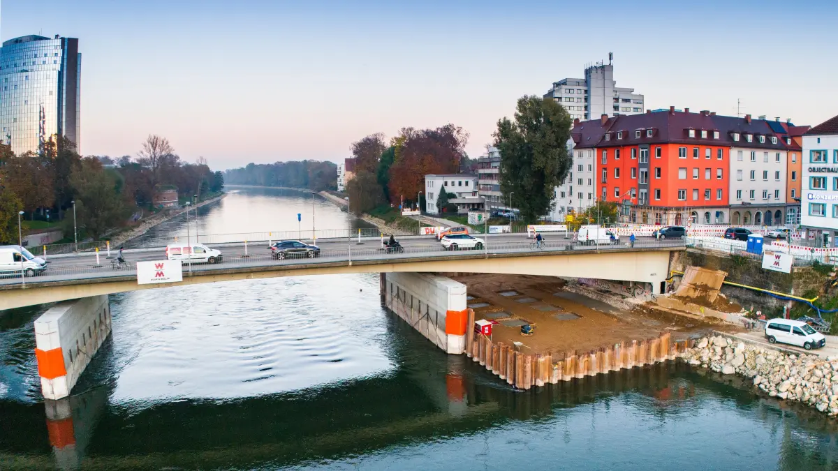 die aufgeschüttete Arbeitsebene für den Bagger am Fuß der Gänstorbrücke auf Neu-Ulmer Seite