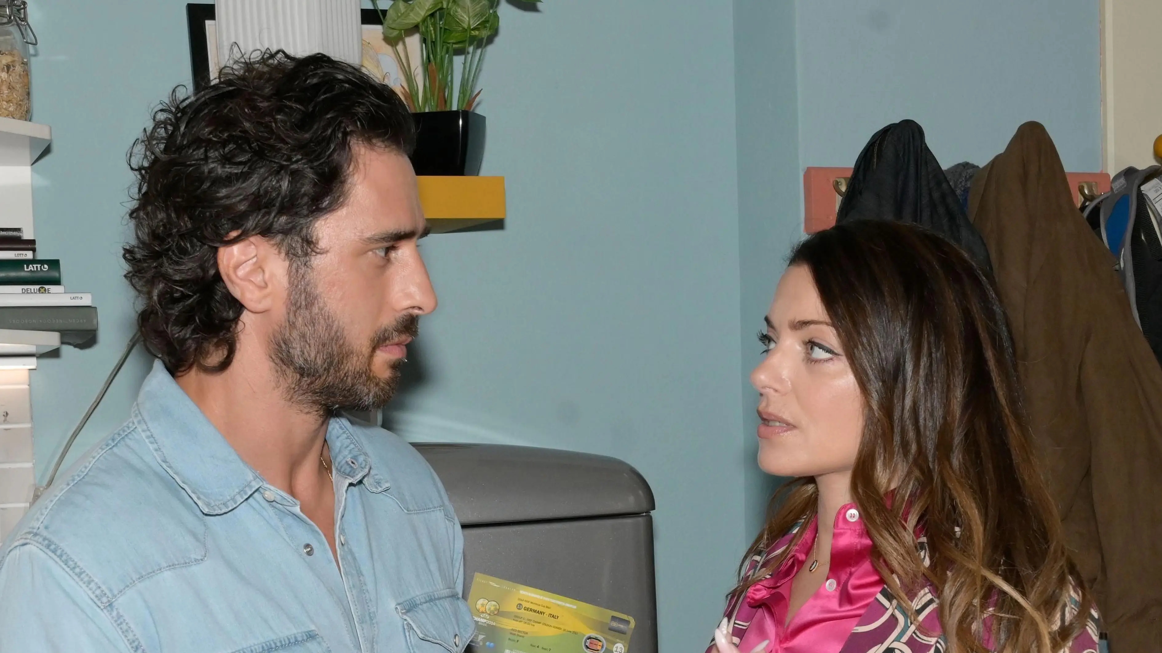 Tobias (Jan Kittmann) und Emily (Anne Menden) kommen sich endlich näher.