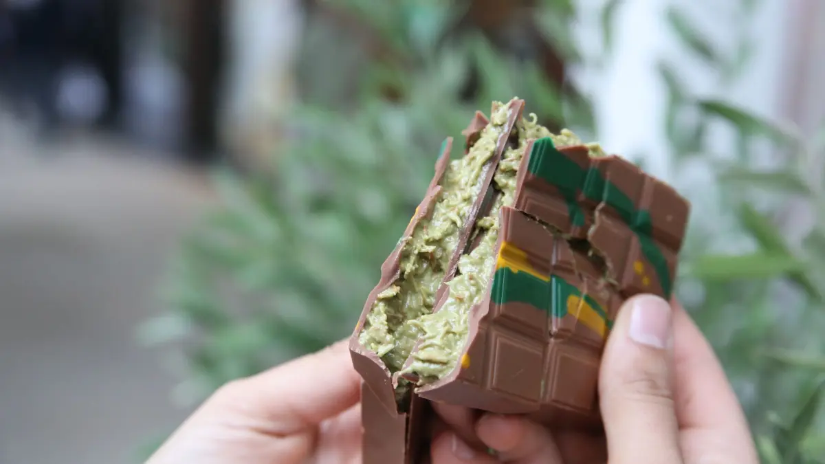 Eine gebrochene Tafel „Dubai-Schokolade“ von „Kikis Kitchen“: ARCHIV - Foodtrend aus Dubai: Die sogenannte „Dubaischokolade“ ist eine neue, luxuriöse Variante der Vollmilchschokolade - Sie ist mit Pistaziencreme und Engelshaar gefüllt. (zu dpa: «Dubai-Schokolade: Was steckt hinter dem Hype?») Foto: Sascha Thelen/dpa/dpa-mag - Honorarfrei nur für Bezieher des Dienstes dpa-Magazin +++ dpa-Magazin +++