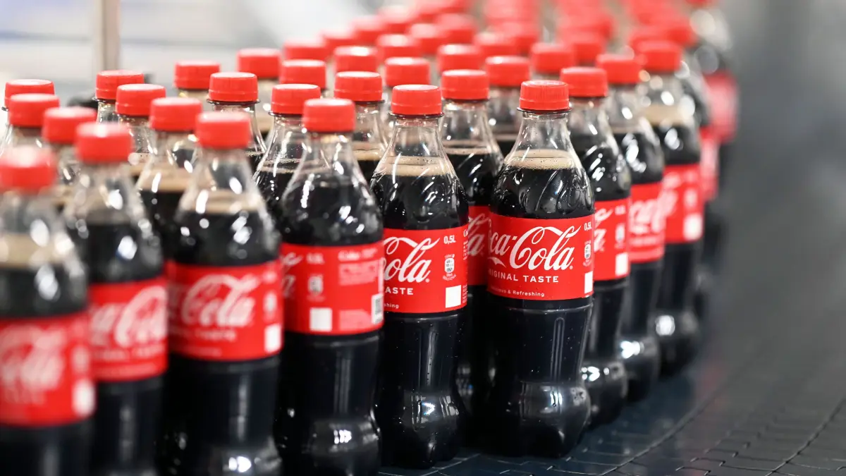 Am Produktionsstandort Mannheim von Coca-Cola Europacific Partners - CCEP Deutschland GmbH werden abgefüllte 0,5 Liter Einweg Coca-Cola Flaschen über ein Förderband transportiert. (Zu dpa "Beschäftigte bei Coca-Cola Deutschland erhalten mehr Geld") +++ dpa-Bildfunk +++