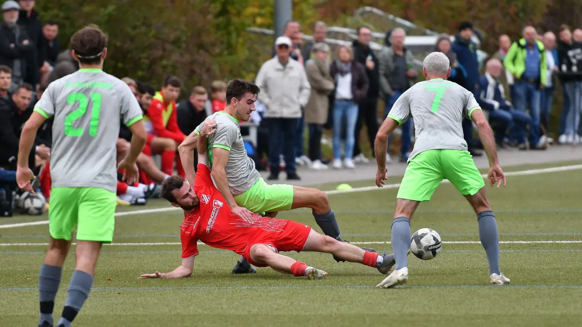 Diese Grätsche aus dem Spiel gegen den FC Rottenburg wird eine der letzten von Kaan Akkaya im Trikot der SG Empfingen bleiben.