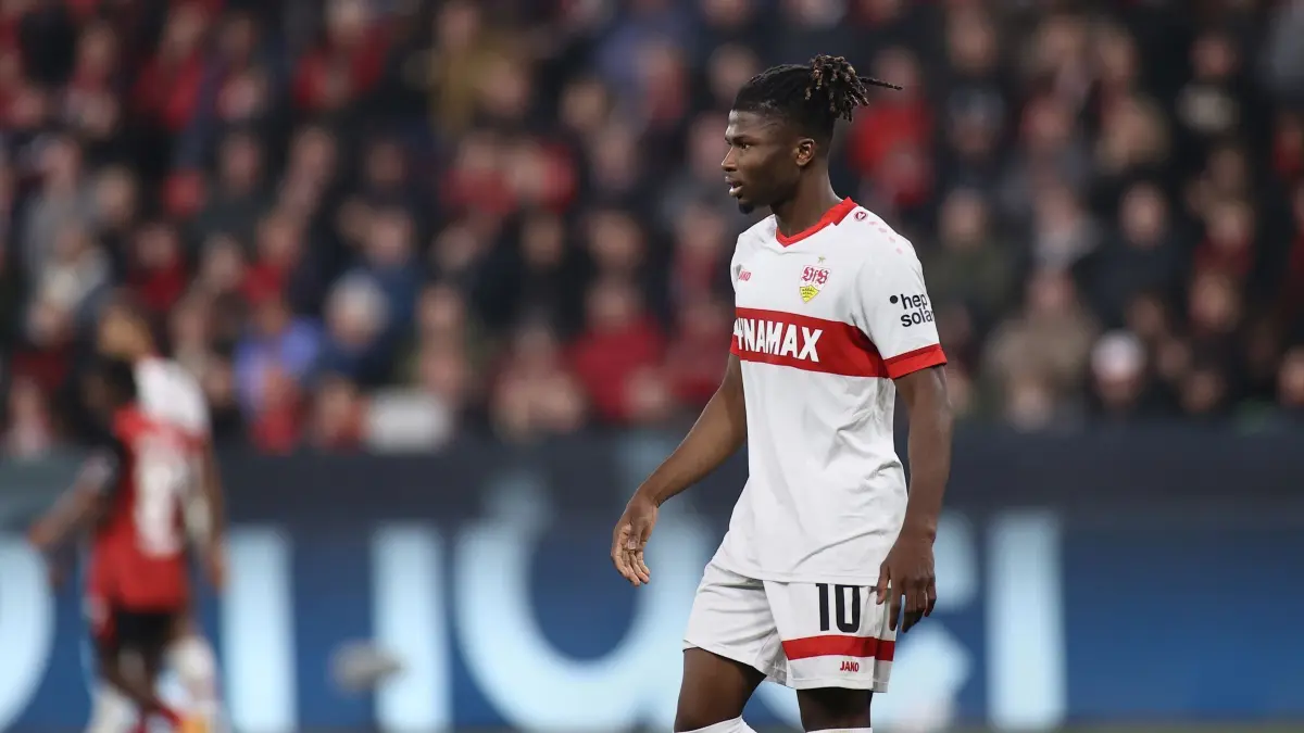 Bayer Leverkusen - VfB Stuttgart: 01.11.2024, Nordrhein-Westfalen, Leverkusen: Fußball: Bundesliga, Bayer Leverkusen - VfB Stuttgart, 9. Spieltag, BayArena: Stuttgarts El Bilal Touré steht auf dem Platz.WICHTIGER HINWEIS: Gemäß den Vorgaben der DFL Deutsche Fußball Liga bzw. des DFB Deutscher Fußball-Bund ist es untersagt, in dem Stadion und/oder vom Spiel angefertigte Fotoaufnahmen in Form von Sequenzbildern und/oder videoähnlichen Fotostrecken zu verwerten bzw. verwerten zu lassen. Foto: Rolf Vennenbernd/dpa +++ dpa-Bildfunk +++