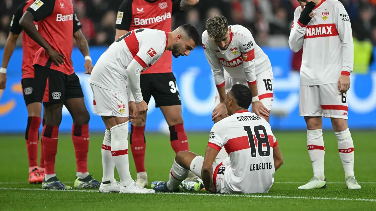 Football: Bundesliga - day 9: Bayer Leverkusen v VfB Stuttgart: players check on Stuttgart's German forward #18 Jamie Leweling after sustaining an injury during the German first division Bundesliga football match Bayer Leverkusen vs VfB Stuttgart in Leverkusen, western Germany on November 1, 2024. (Photo by INA FASSBENDER / AFP) / DFL REGULATIONS PROHIBIT ANY USE OF PHOTOGRAPHS AS IMAGE SEQUENCES AND/OR QUASI-VIDEO