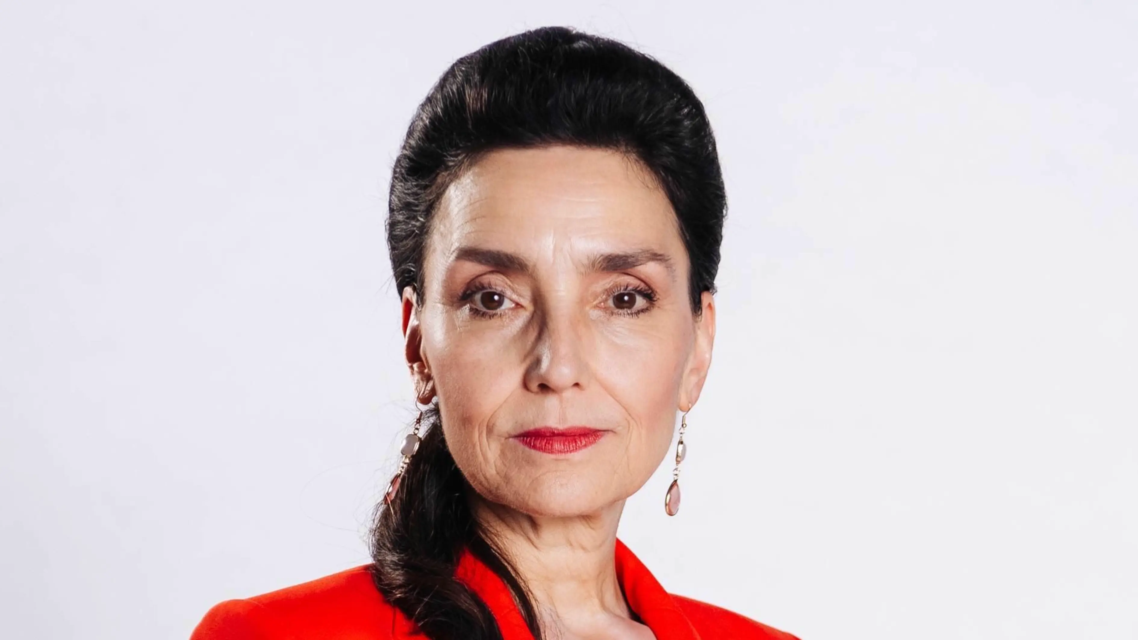 Simone (Tatjana Clasing) sieht sich gezwungen, ihren neuen Kader einzustampfen.