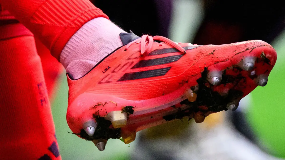 Bayern München - 1. FC Union Berlin: 02.11.2024, Bayern, München: Fußball: Bundesliga, Bayern München - 1. FC Union Berlin, 9. Spieltag, Allianz Arena. Auf dem Schuh von Münchens Thomas Müller steht der Name «Lisa». Foto: Tom Weller/dpa - WICHTIGER HINWEIS: Gemäß den Vorgaben der DFL Deutsche Fußball Liga bzw. des DFB Deutscher Fußball-Bund ist es untersagt, in dem Stadion und/oder vom Spiel angefertigte Fotoaufnahmen in Form von Sequenzbildern und/oder videoähnlichen Fotostrecken zu verwerten bzw. verwerten zu lassen. +++ dpa-Bildfunk +++