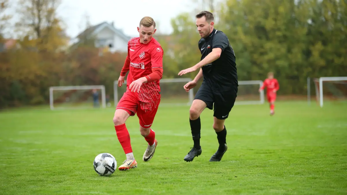 Fussball Herren Landesliga, SG Empfingen gegen TSV Harthausen , Landesliga , Spielzeit 2024/2025 : Tim Göttler (SG Empfingen)#27 gegen Tobias Gratz (TSV Harthausen/Scher)#16
Sg Empfingen gegen TSV Harthausen/Scher Fussball Herren Landesliga, Landesliga , Spielzeit 2024/2025
Foto: Eibner-Pressefoto/Wolfgang Soell.