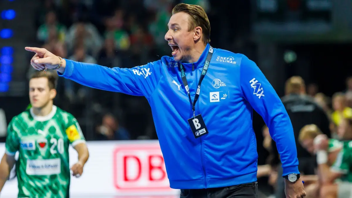 Füchse Berlin - THW Kiel: 03.11.2024, Berlin: Handball: Bundesliga, Füchse Berlin - THW Kiel, 9. Spieltag, Max-Schmeling-Halle. Trainer Filip Jicha von THW Kiel steht gestikulierend am Spielfeldrand. Foto: Andreas Gora/dpa +++ dpa-Bildfunk +++