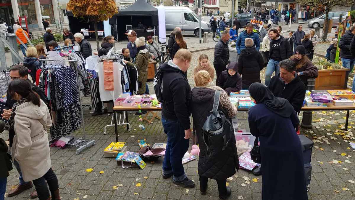 Der Blick Richtung Marktplatzkreuzung zeigt, dass die Gaildorfer Kirbe am ersten Sonntag im November ein Stadtfest für die ganze Familie ist. Dafür legen sich Stadtverwaltung, Gewerbetreibende, Markthändler, Vereine und Privatpersonen mächtig ins Zeug.