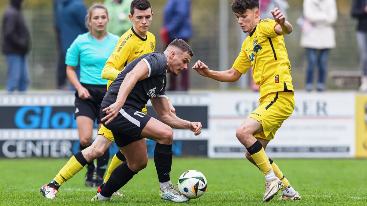 Fussball Landesliga: Fussball Landesliga; SC Geislingen - SV Waldhausen;
Robert Kljajic (SC Geislingen, #11) setzt sich gegen Leon Weber (SV Waldhausen, #4) und Tair Avdiovski (SV Waldhausen, #16) durch;
02.11.2024; Stadion Eybacher Tal; Geislingen.
Foto: Thomas Madel