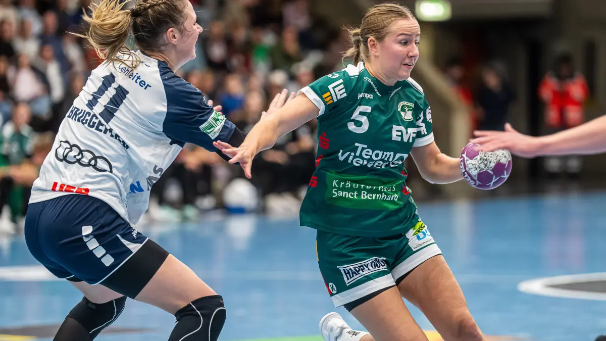 Frisch Auf Goeppingen vs. Sport-Union Neckarsulm, Handball, 1. Bundesliga, Spielzeit 2024/2025, 03.11.2024: Ann Kynast (Frisch Auf Frauen, #05) mit Tempo am Ball, Frisch Auf Goeppingen vs. Sport-Union Neckarsulm, Handball, 1. Bundesliga, Spielzeit 2024/2025, 03.11.2024
Foto: EIBNER/Michael Schmidt