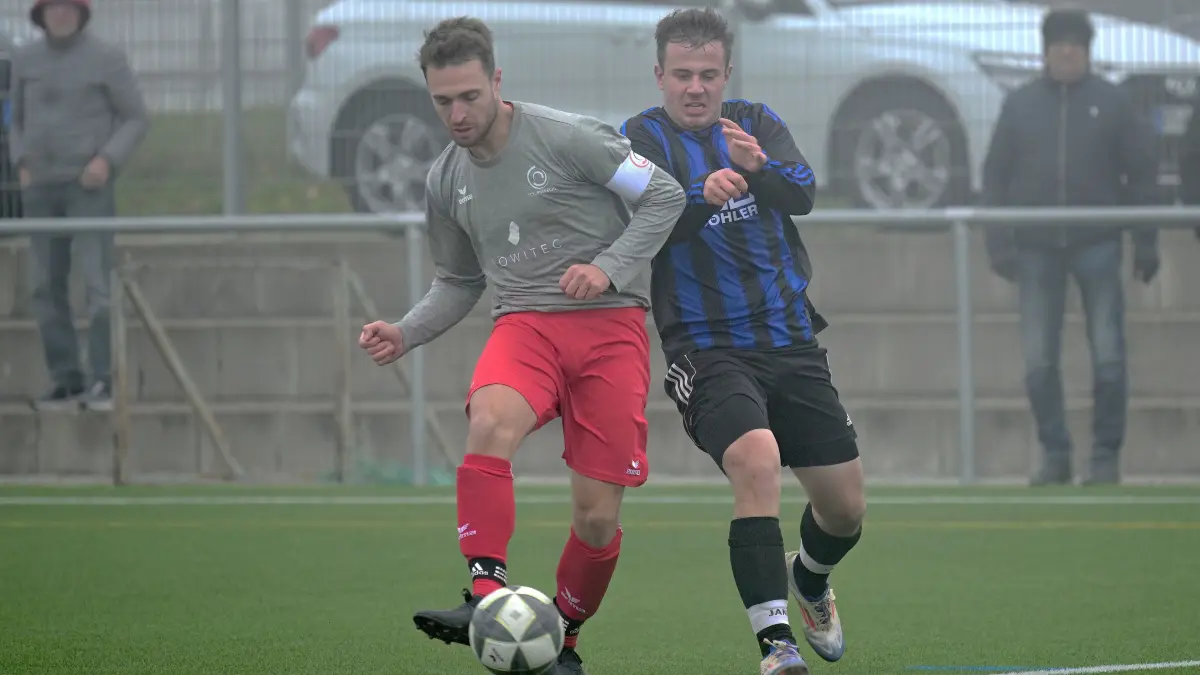 Fussball KL A1 | FC Sonnenbuehl vs. SGM Bremelau/Granheim: Fussball KL A1 | FC Sonnenbuehl (grau/rot) vs. SGM Bremelau/Granheim (blau) // 2024-11-03 // Foto: Joachim Baur // #4 Manuel Koenig (FC) / #13 Markus Brunner (SGM)