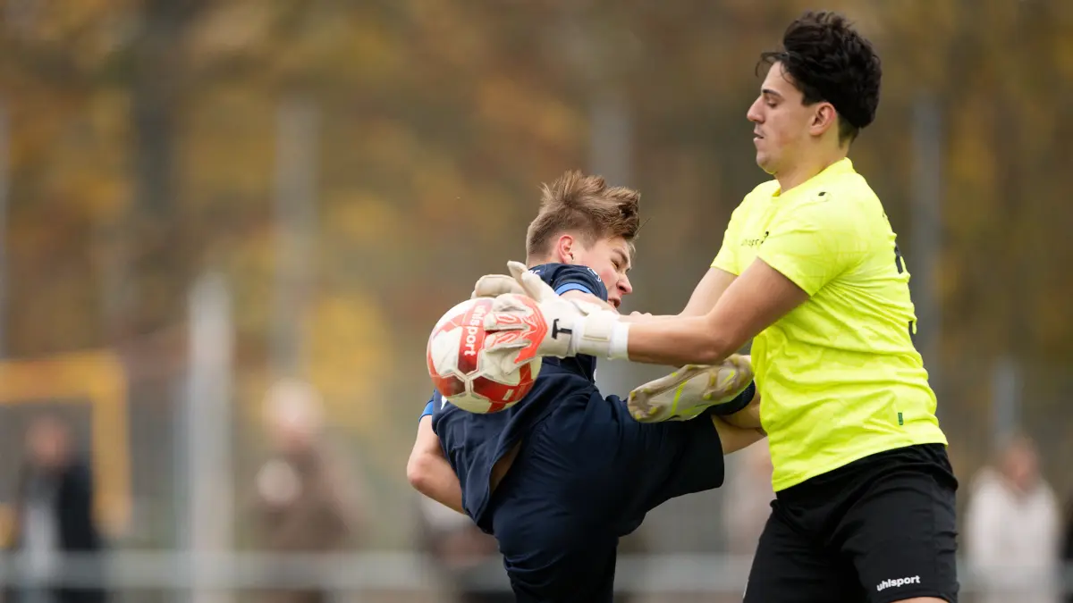 SV Pfrondorf vs. TSV Ofterdingen, Fussball, Bezirksliga Alb, Wuerttemberg, Spielzeit 2024/2025, 12. Spieltag, 03.11.2024,: Maximilian Diebold, (TSV Ofterdingen, #01), rettet vor , Dmytro Veselovskyi, (SV Prondorf, #19),
SV Pfrondorf vs. TSV Ofterdingen, Fussball, Bezirksliga Alb, Baden-Wuerttemberg, Spielzeit 2024/2025, 12. Spieltag, 03.11.2024,
Eibner-Pressefoto/Andreas Ulmer