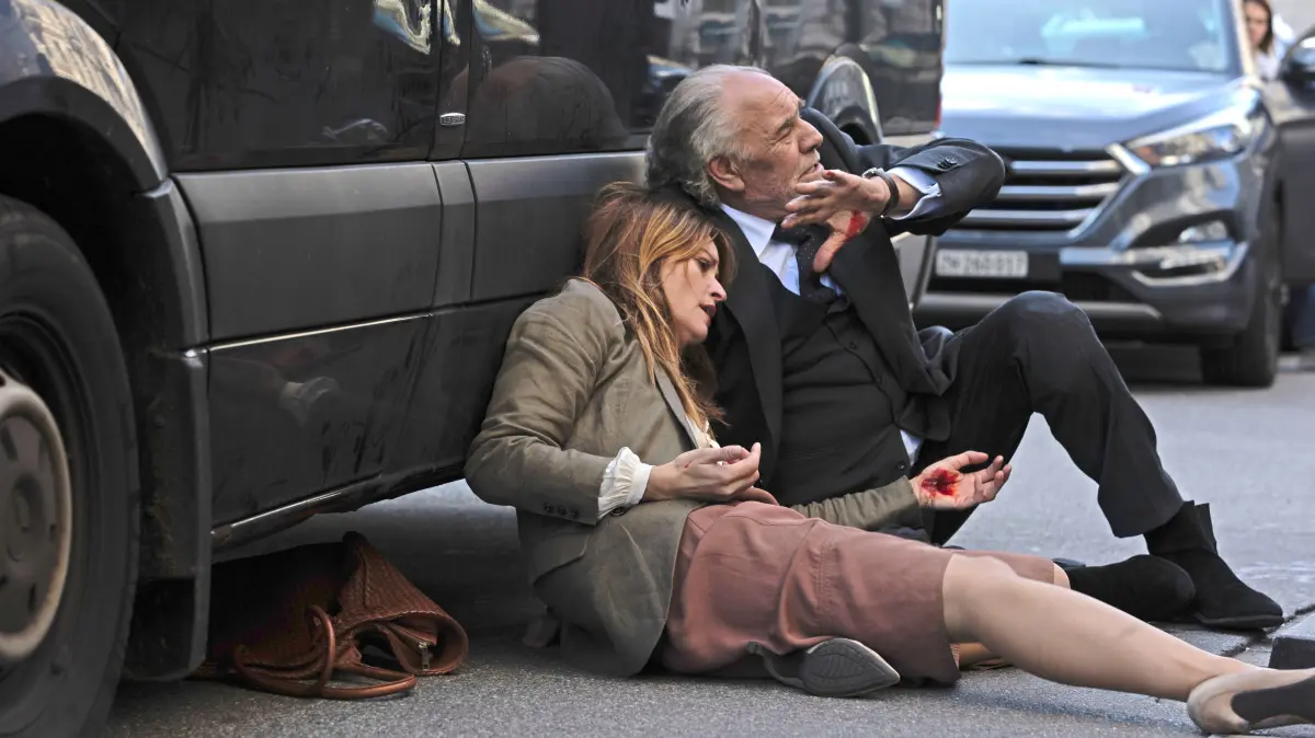 Dominique (Ina Paule Klink) wurde vor Borcherts (Christian Kohlund) Augen angefahren.