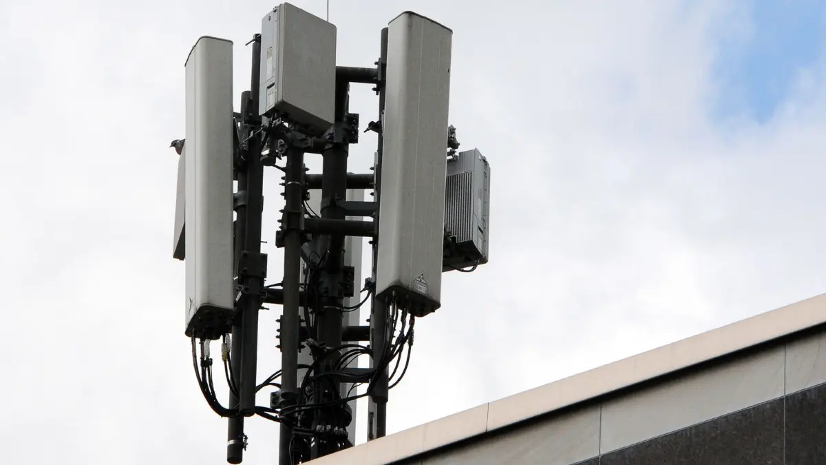 Mobilfunkantennen: ARCHIV - 12.06.2024, Nordrhein-Westfalen, Bonn: Mobilfunkantennen des Funkstandards 4G (länglich) und 5G (quadratisch) sind auf einem Dach an einem kleinen Mast montiert. (zu dpa: «5G-Nutzung in deutschen Handynetzen steigt») Foto: Wolf von Dewitz/dpa-Zentralbild/dpa +++ dpa-Bildfunk +++