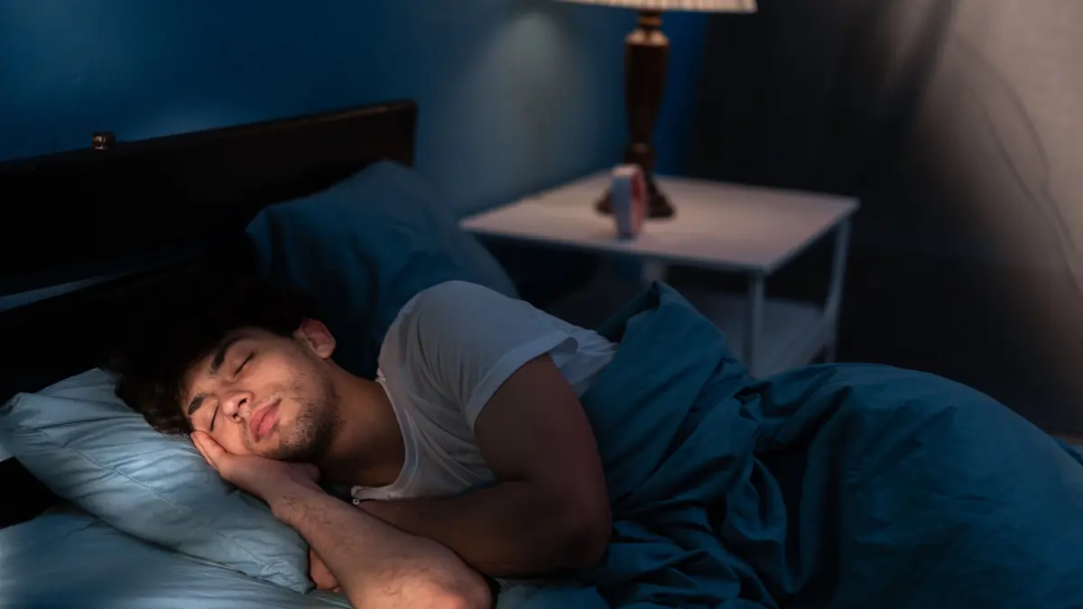 Schon bevor man ins Bett geht, kann man viel dafür tun, um besser zu schlafen. Zum Beispiel keinen Alkohol trinken, keine laute Musik hören und aufregende Filme schauen. Lieber ein Tässchen Tee trinken, ein Buch lesen oder mit der Familie plaudern.