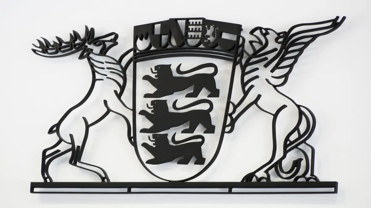 Das Amtszeichen in Metall am Amtsgericht Albstadt im Großen Sitzungssaal.