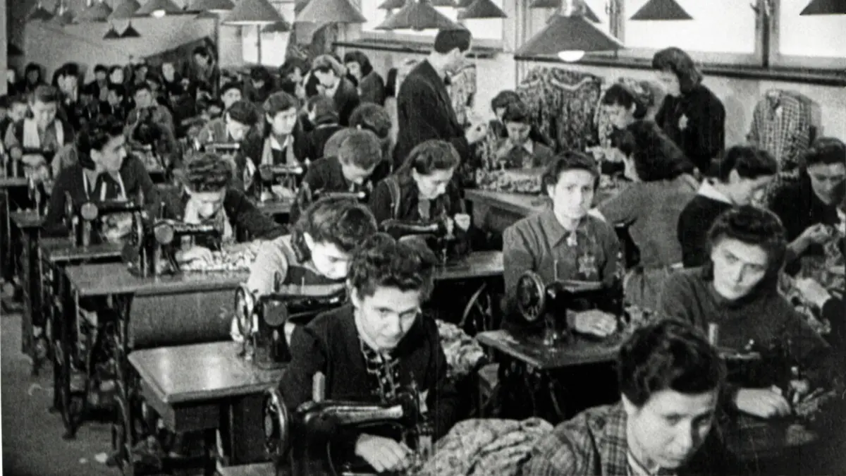 J?dische Frauen arbeiten an N?hmaschinen im Ghetto Dambrowa Gornicza, Polen. Datum: 1941 *** Jewish women work on sewing: J?dische Frauen arbeiten an N?hmaschinen im Ghetto Dambrowa Gornicza, Polen. Datum: 1941 *** Jewish women work on sewing machines in ghetto Dambrowa Gornicza Poland. Date 1941