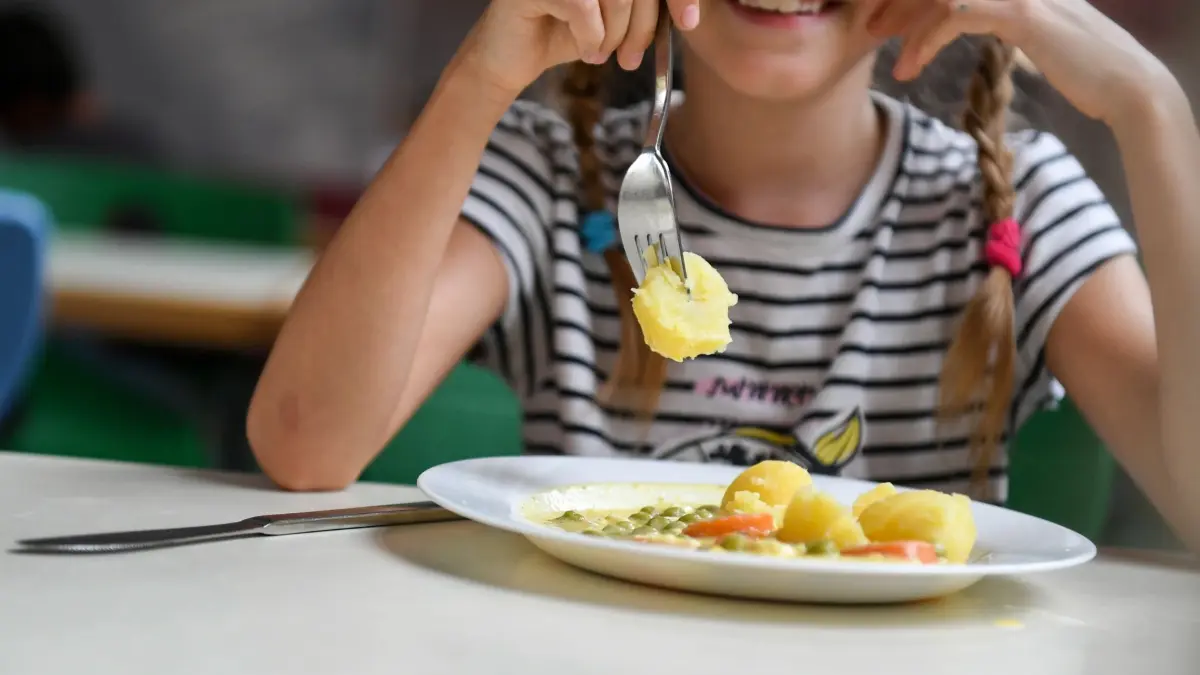 Schulessen: ARCHIV - 07.08.2019, Berlin: Schüler sitzen beim Mittagessen in der Mensa einer Grundschule. (zu dpa: «Initiative für kostenloses Schulessen hat genug Unterstützer») Foto: Jens Kalaene/dpa-Zentralbild/dpa +++ dpa-Bildfunk +++