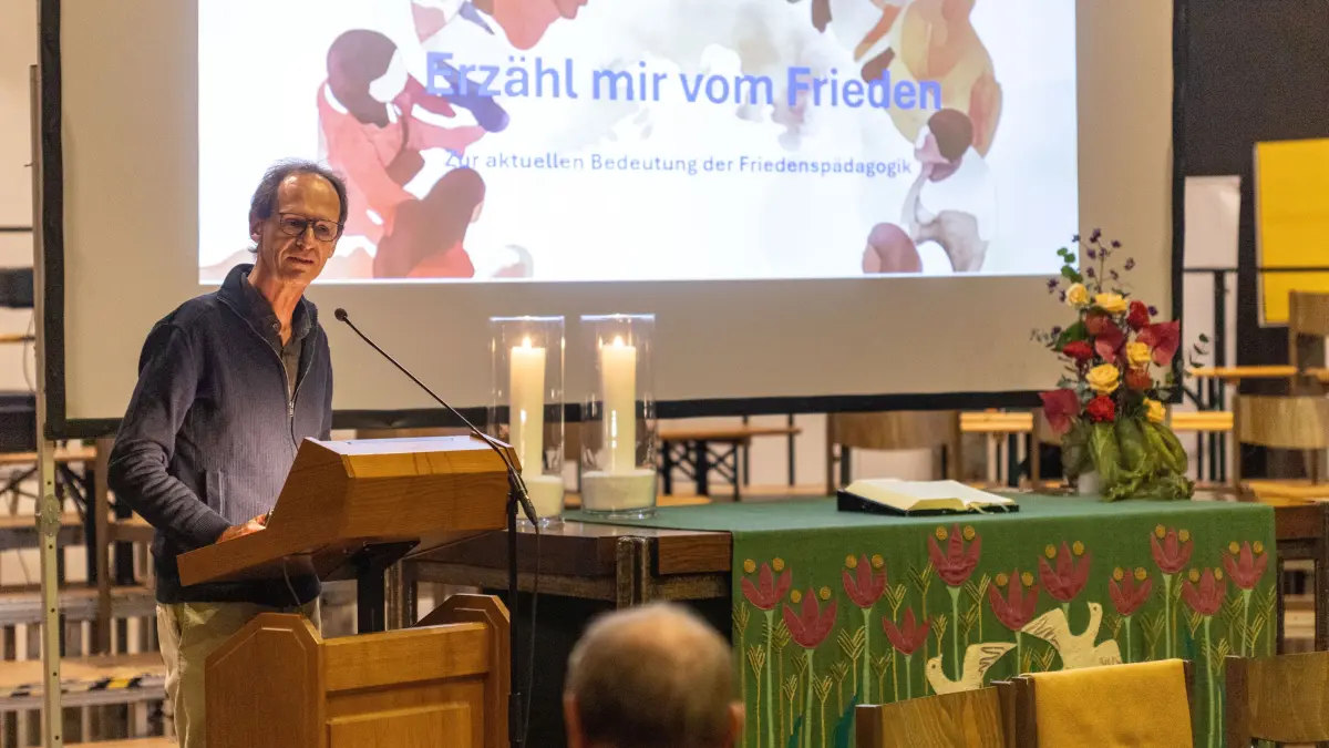 GP, Stadtkirche: "Erzähl mir vom Frieden", Präsentation und Diskussion - Sozialer Friedensdienst Göppingen, mit Schuldekan Schiek, der "Modellschule Friedensbildung" Tübingen und mit Initiativen und Schulen aus GP