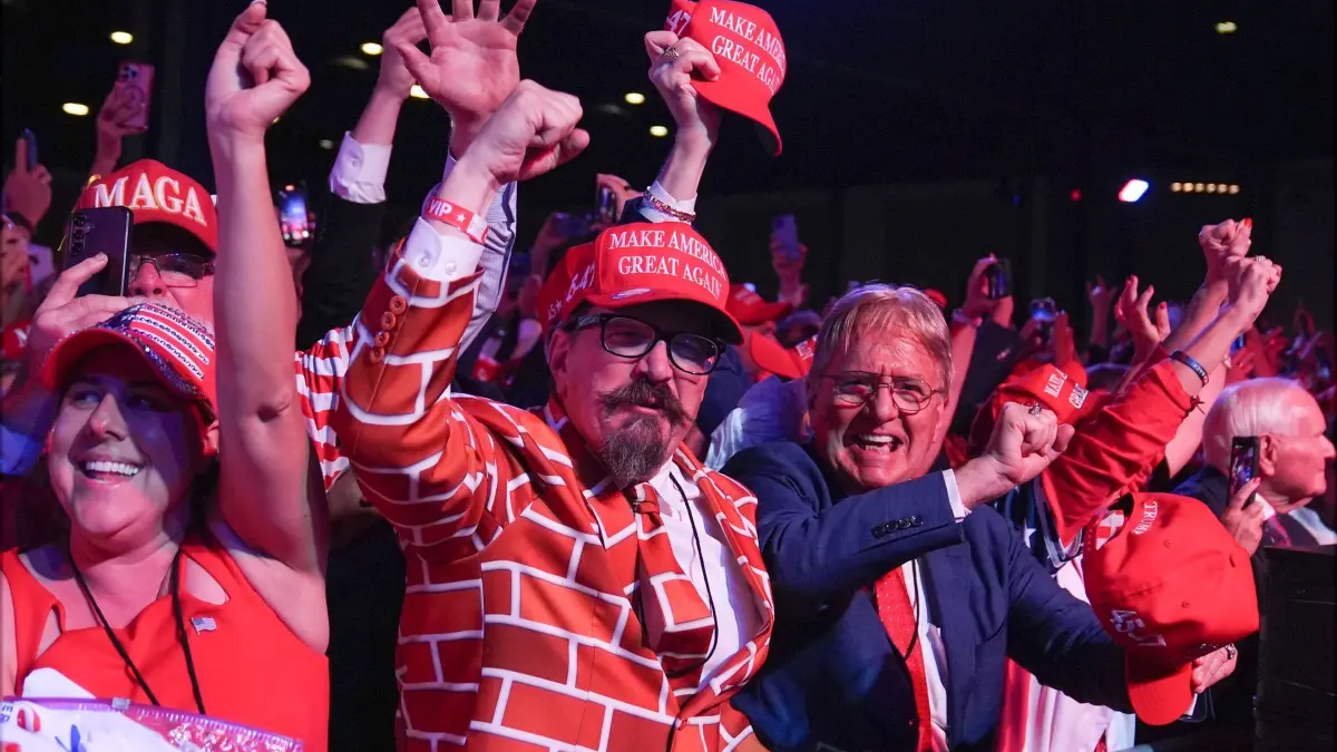 US-Wahlen 2024 - Trump-Anhänger in Florida: 06.11.2024, USA, West Palm Beach: Unterstützer jubeln, als der republikanische Präsidentschaftskandidat und ehemalige Präsident Donald Trump am Mittwoch, 6. November 2024, bei einer Wahlparty im Palm Beach Convention Center in West Palm Beach, Florida, eintrifft. Foto: Evan Vucci/AP +++ dpa-Bildfunk +++