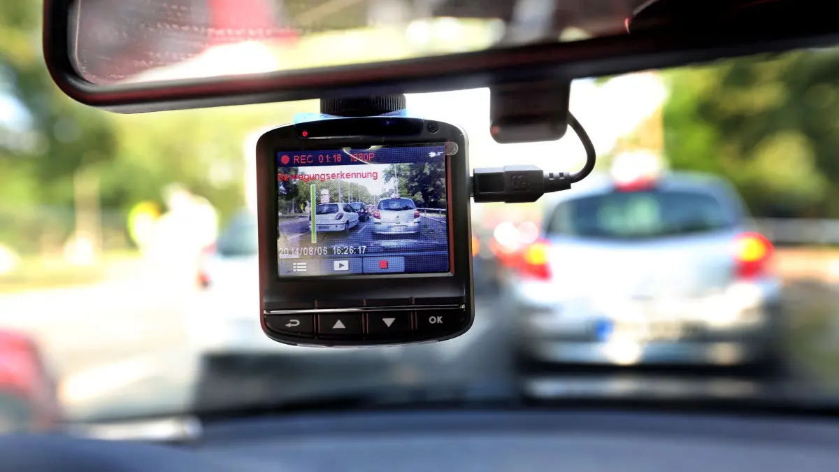 Auto-Videokamera - „Dashcam“: ILLUSTRATION - 06.08.2014, Berlin: Eine sogenannte Dashcam, befestigt an der Windschutzschreibe, filmt den Straßenverkehr aus einem Auto. (zu dpa: «Landtag diskutiert über Dashcams für Einsatzkräfte») Foto: Wolfgang Kumm/dpa +++ dpa-Bildfunk +++