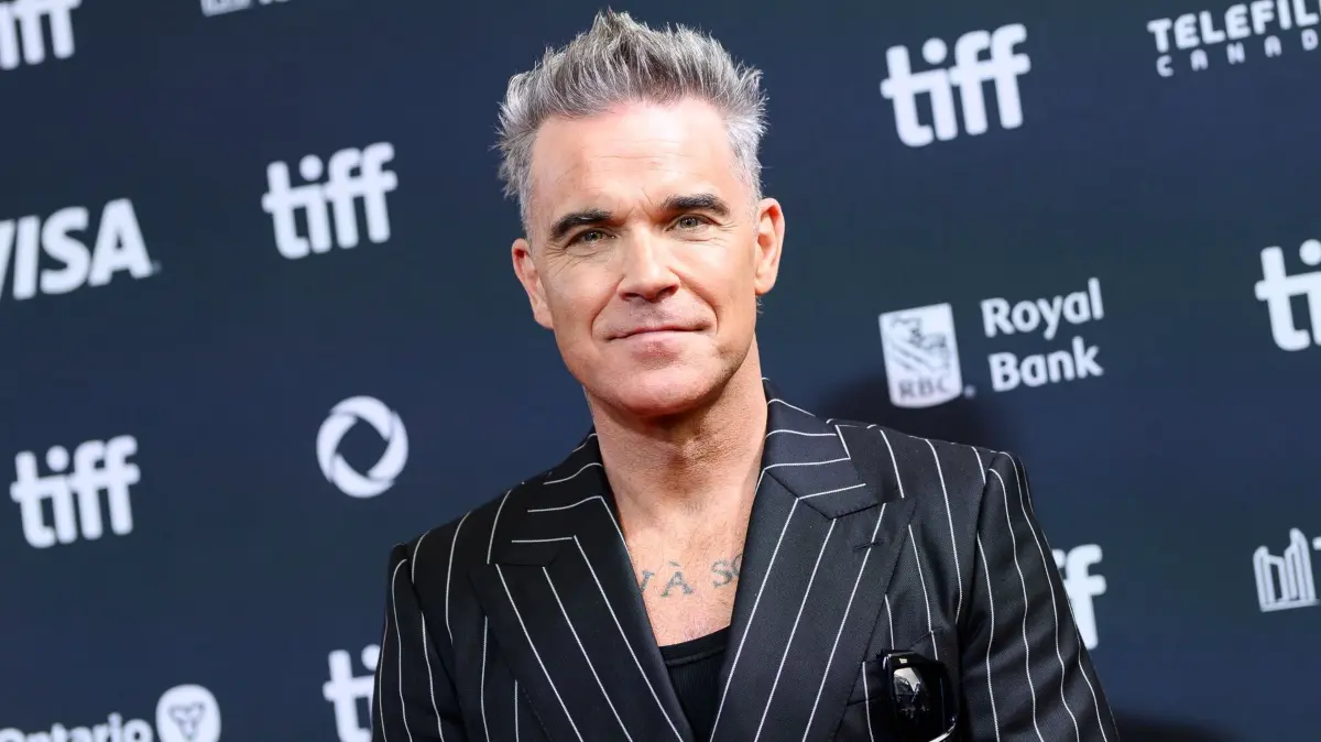 49. Toronto International Film Festival: ARCHIV - 09.09.2024, Kanada, Toronto: Robbie Williams besucht die Premiere von "Better Man" während des 2024 Toronto International Film Festivals. (zu dpa: «Robbie Williams bekommt weiteren «Bambi»») Foto: Christopher Katsarov/The Canadian Press/AP/dpa +++ dpa-Bildfunk +++