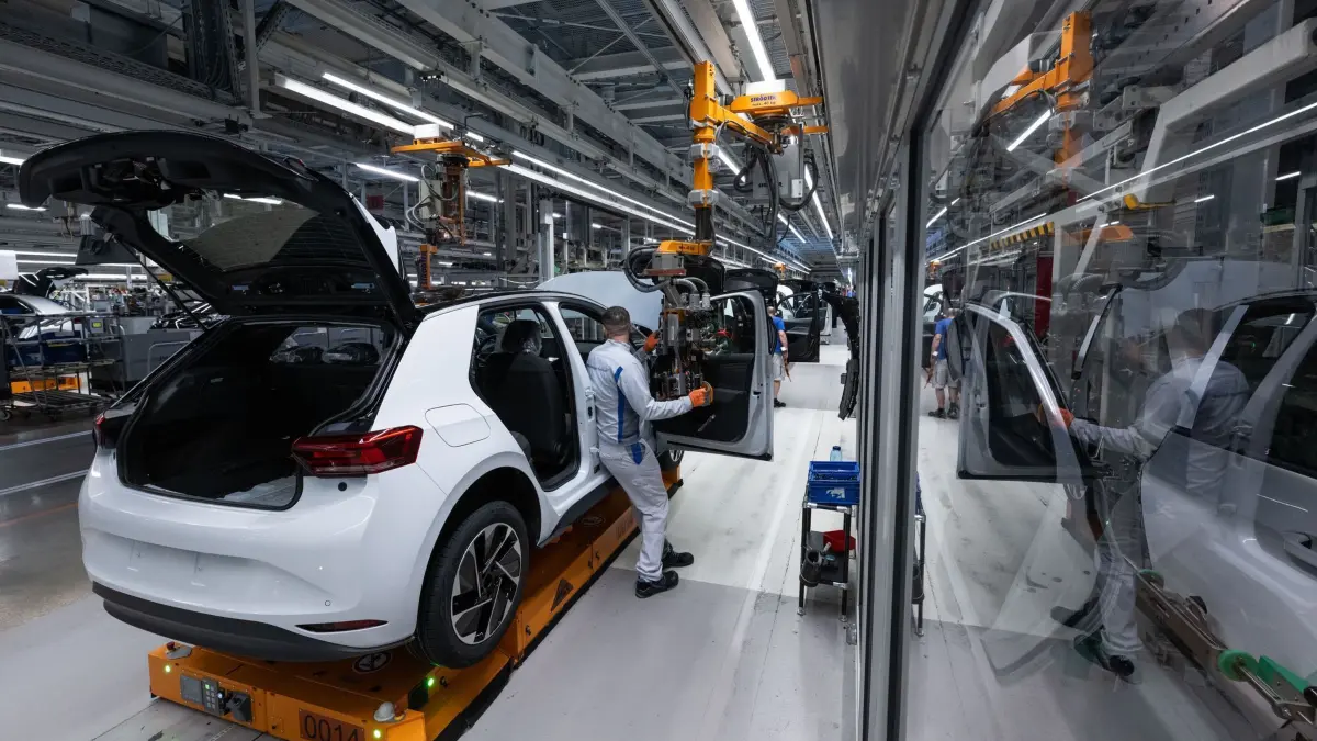 Autoproduktion in Zwickau: ARCHIV - 24.05.2023, Sachsen, Zwickau: Ein Modell der neuen Generation des ID.3 wird im Werk von Volkswagen in Zwickau montiert. (zu dpa: «IHK-Präsident verlangt Klarheit zur Zukunft der VW-Werke») Foto: Hendrik Schmidt/dpa +++ dpa-Bildfunk +++