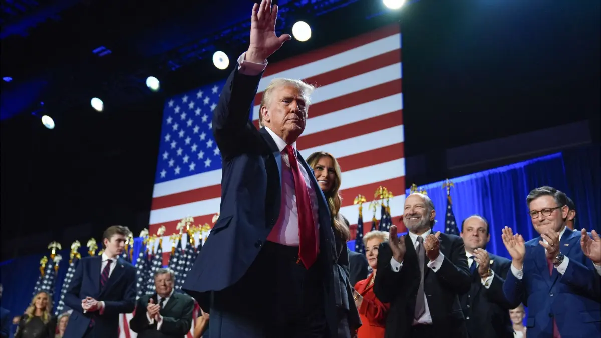 US-Wahlen 2024 - Trump: 06.11.2024, USA, West Palm Beach: Der republikanische Präsidentschaftskandidat und frühere Präsidentschaftskandidat Donald Trump winkt, während er mit der ehemaligen First Lady Melania Trump bei einer Wahlparty im Palm Beach Convention Center am Mittwoch, 6. November 2024, in West Palm Beach, Florida, über die Bühne geht.
Donald Trump wird wohl zum zweiten Mal Präsident der USA. (zu dpa: «Ampel-Showdown unter dem Eindruck des Trump-Siegs») Foto: Evan Vucci/AP/dpa +++ dpa-Bildfunk +++