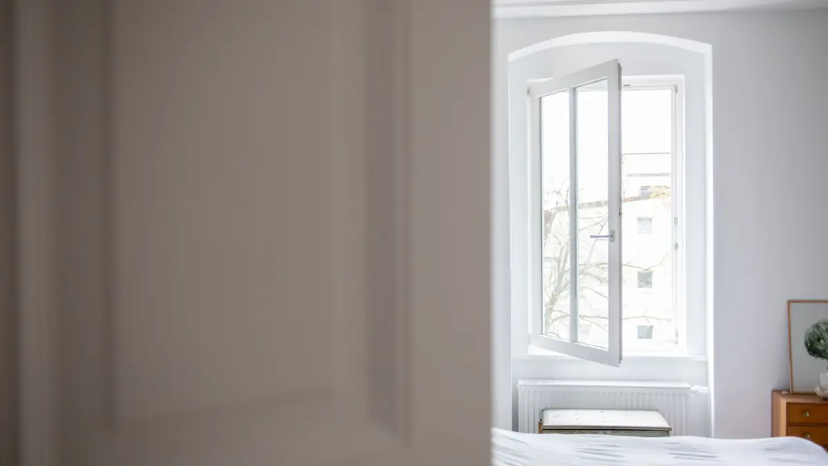 Ein zum Lüften geöffnetes Fenster