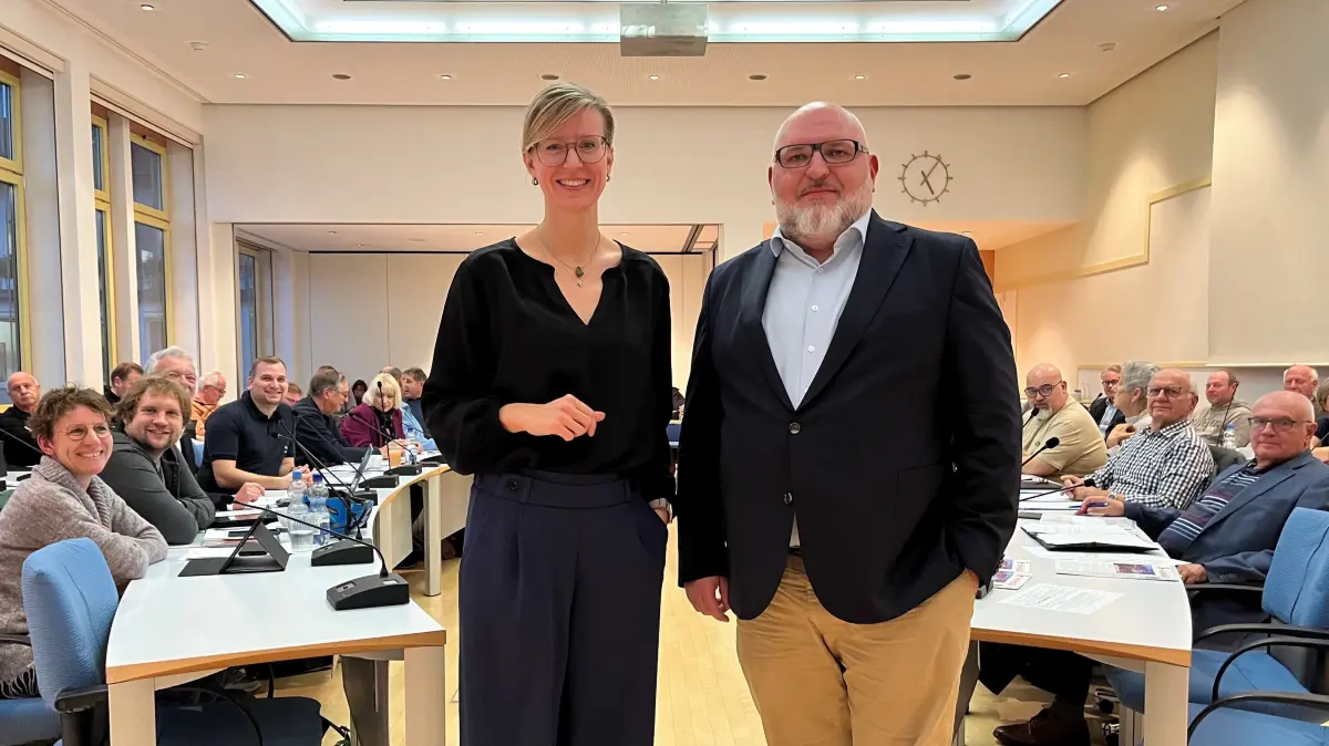Ein neues Gesicht im Neu-Ulmer Ratssaal: Gregor Kamp ist zum Kämmerer gewählt worden. Oberbürgermeister Katrin Albsteiger freut sich.