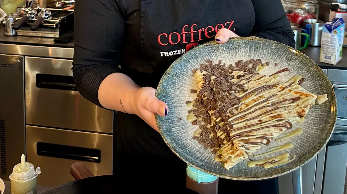 Jasmin Lang präsentiert den Dubai-Crêpes, den sie im Coffreez in Reutlingen anbietet. Die Füllung aus Pistaziencreme und Engelshaar stellt sie selbst her.