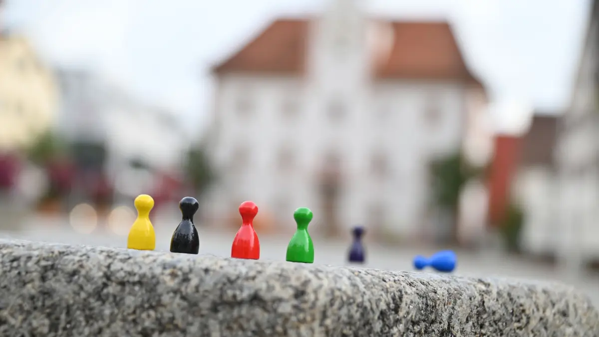 Koalitionsspiele mit Ehinger Hintergrund: Wer wird in den kommenden vier Jahren Deutschland regieren? Klar ist nur: Die AfD wird es nicht sein - alle anderen Parteien haben eine entsprechende Koalition ausgeschlossen. Auch die Linken dürften angesichts ihres mageren Ergebnisses keine Rolle spielen. Spannend wird es dagegen bei den Gesprächen zwischen FDP, Union, SPD und Grünen.
