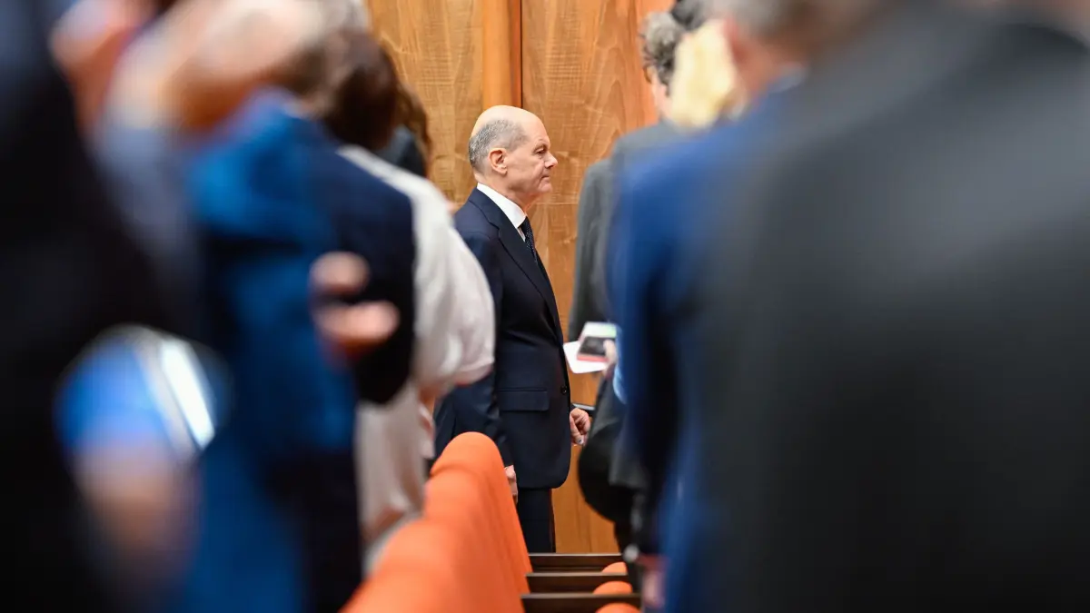 Bundeskanzler Olaf Scholz (SPD, M) betritt am 1. Oktober den Festsaal des Carmen-Würth-Forums in Gaisbach anlässlich des 75. Arbeitsjubiläums von Unternehmer Reinhold Würth.